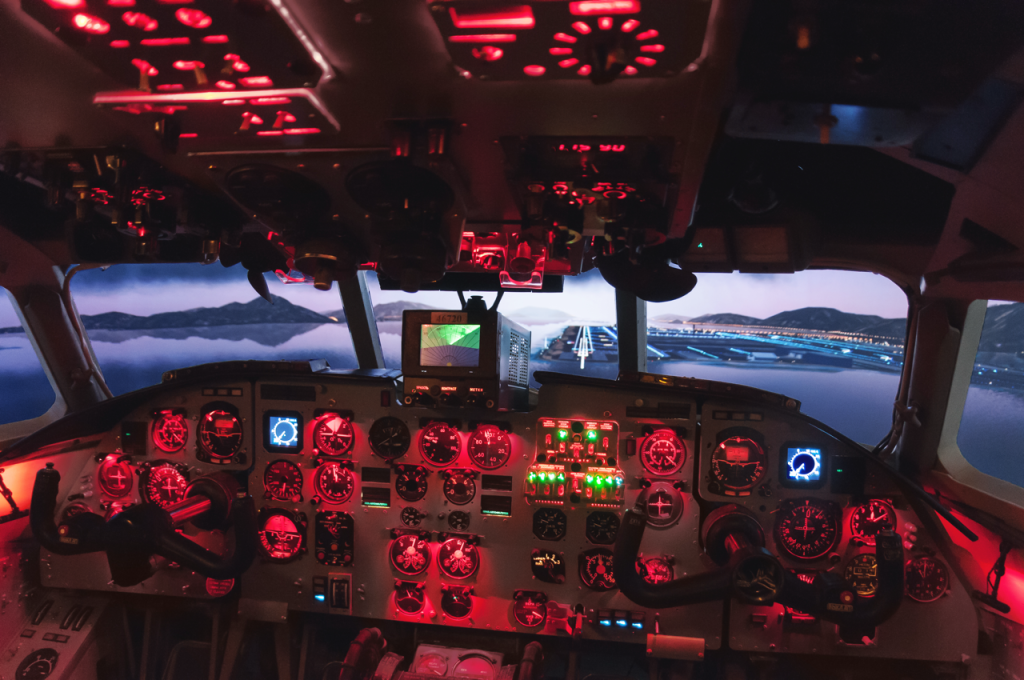 Кабіна навчально-тренувального імітатора літака Ан-32 для підготовки пілотів.