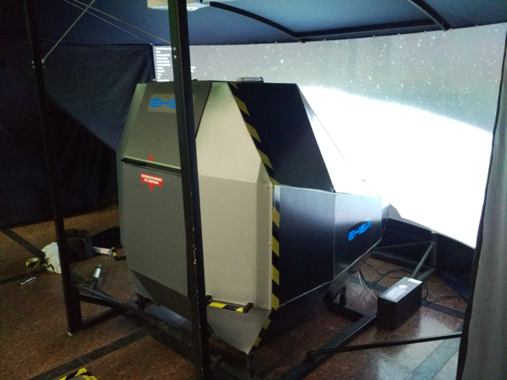 Зовнішній вигляд симулятора зорельота Еней у Музеї космонавтики Житомир виробництва FHW Linkstar